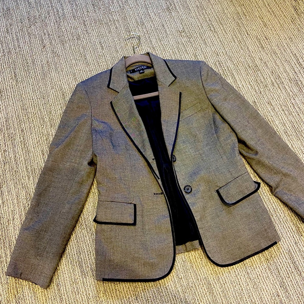 Tan/black Kasper women’s pantsuit, EXCELLENT cond
